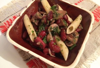 Салат из грибов с фасолью и макаронами