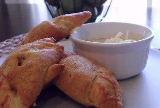 Рогалики с чеддером и шалотом и запеченные яйца