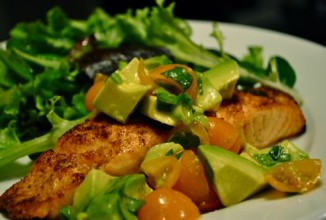 Пряный лосось с авокадо и сальсой