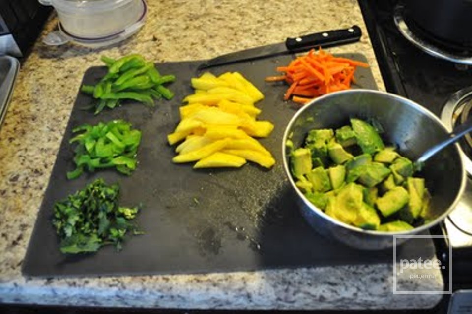 Яичные роллы с манго, авокадо и морковью - Шаг 2