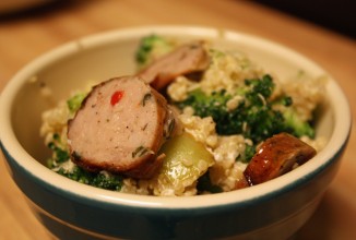 Киноа с куриной колбасой, брокколи и козьим сыром