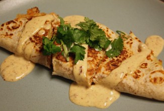 Куриная кесадилья с соусом чипотле