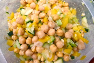 Салат с нутом, огурцом и перцем