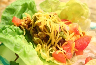 Чизбургер из латука с гренками, мясом и овощами