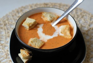 Томатный суп с гренками