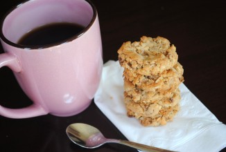 Рассыпчатое печенье с кешью и ирисом