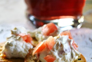 Соус-дип из бекона, лука и пахты со специями