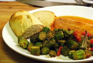 Тушенная бамия с помидорами