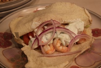 Креветки в лаваше с домашним соусом Цацики и греческим салатом