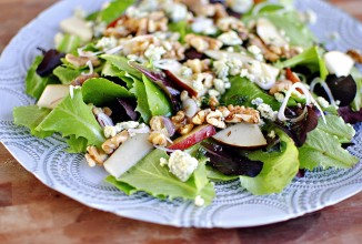 Салат с грецкими орехами, заправленный грушевым соусом