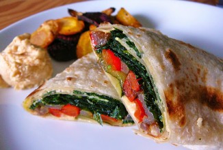 Овощной рулет со шпинатом и хумусом