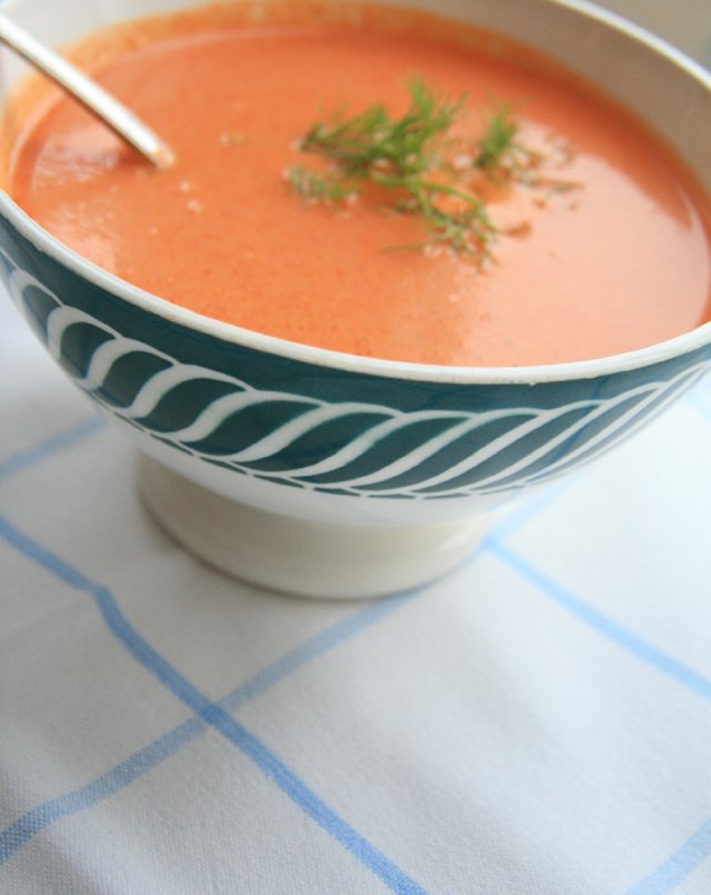Сливочно-томатный суп с укропом