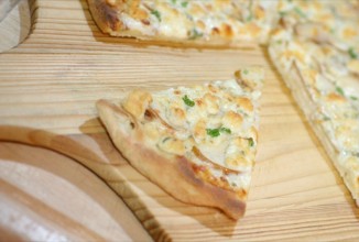 Пицца с грушей и сыром горгондзола