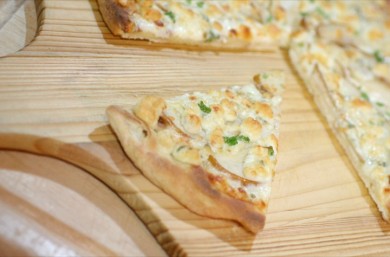 Рецепт Пицца с грушей и сыром горгондзола