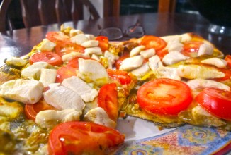 Пицца с курицей и томатами