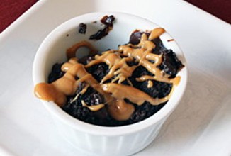 Шоколадная помадка с арахисовым соусом