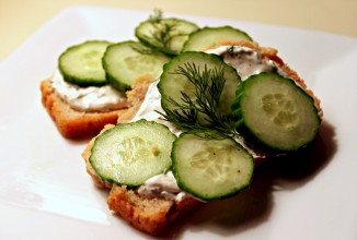 Пикантный бутерброд с огурцами