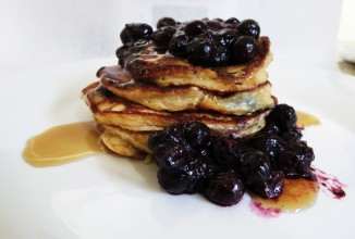 Блины с бананами и черникой