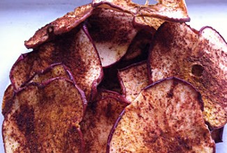 Яблочные чипсы с карри и корицей