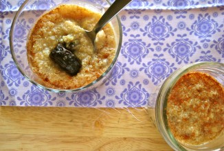 Сливочный пудинг с киноа и черносливом