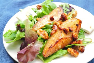 Обжаренная груша с рукколой и листьями салата