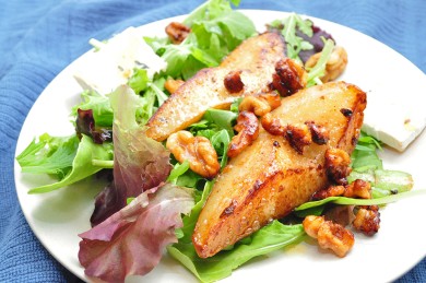 Рецепт Обжаренная груша с рукколой и листьями салата
