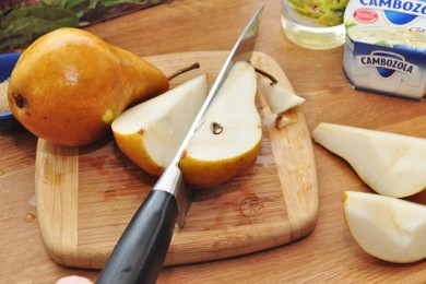 Обжаренная груша с рукколой и листьями салата - приготовление