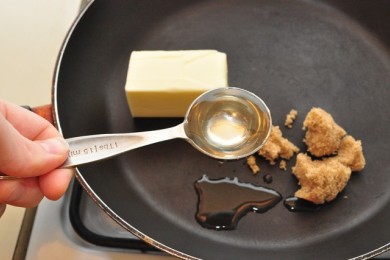 Обжаренная груша с рукколой и листьями салата - приготовление