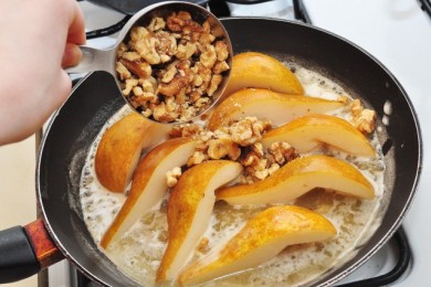 Обжаренная груша с рукколой и листьями салата - приготовление