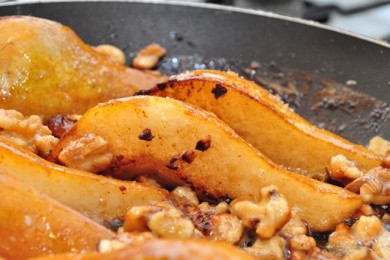 Обжаренная груша с рукколой и листьями салата - приготовление