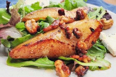 Обжаренная груша с рукколой и листьями салата - приготовление