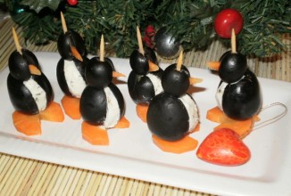 Пингвины из оливок с сыром и морковью