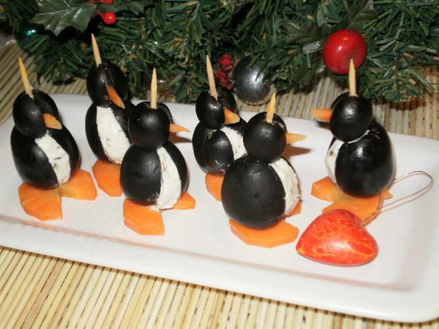 Пингвины из оливок с сыром и морковью
