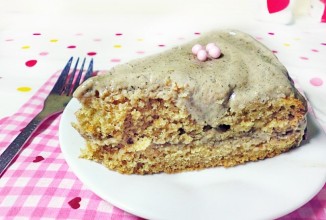 Бисквитный пирог с кунжутной глазурью