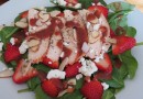Салат из шпината с курицей и клубникой