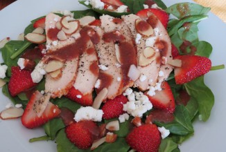 Салат из шпината с курицей и клубникой