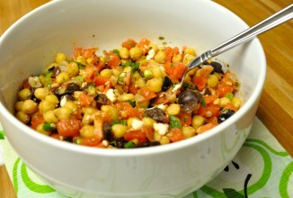 Салат с нутом, оливками, сыром и помидорами