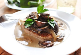 Свиные отбивные с луком и грибами