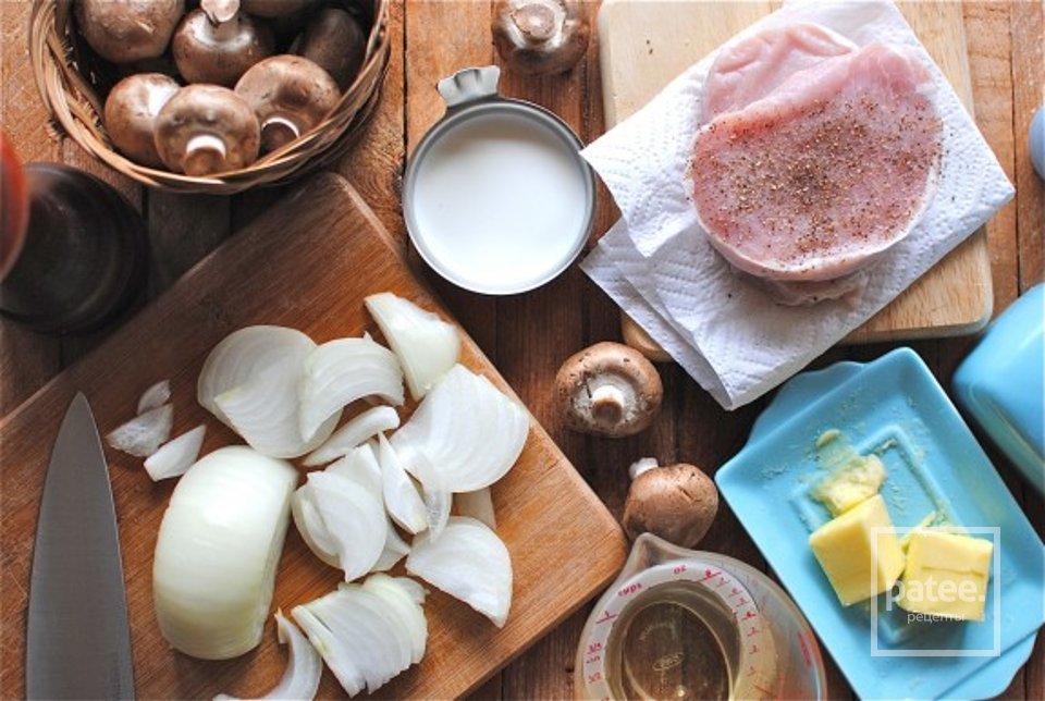 Свиные отбивные с луком и грибами - Шаг 1