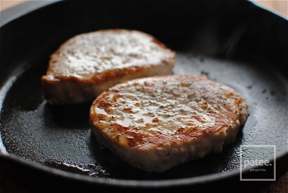 Свиные отбивные с луком и грибами - Шаг 2