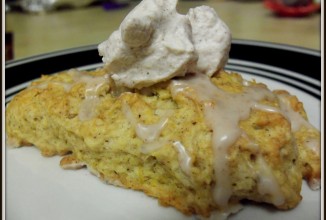 Тыквенные булочки с глазурью и взбитыми сливками