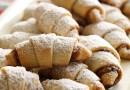 Рогалики с орехами и абрикосовым джемом