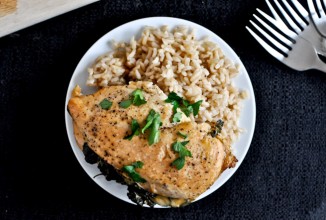 Курица с шпинатом, сыром и красным перцем