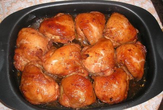 Запеченные куриные бедрышка в соусе