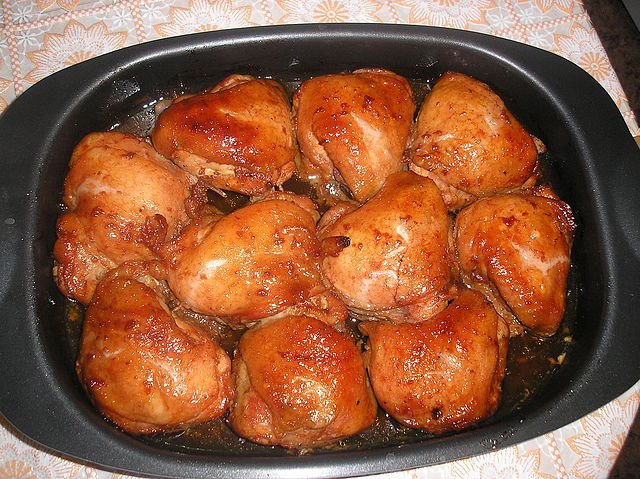 Запеченные куриные бедрышка в соусе