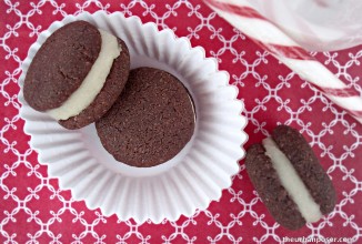 Шоколадное печенье-сэндвичи с мятной начинкой