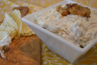 Обжаренный золотистый лук с соусом