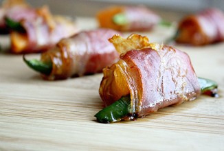 Прошутто с хурмой и халапеньо