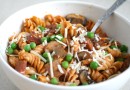 Паста с зеленым горошком, ветчиной и грибами
