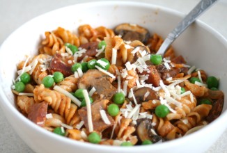 Паста с зеленым горошком, ветчиной и грибами